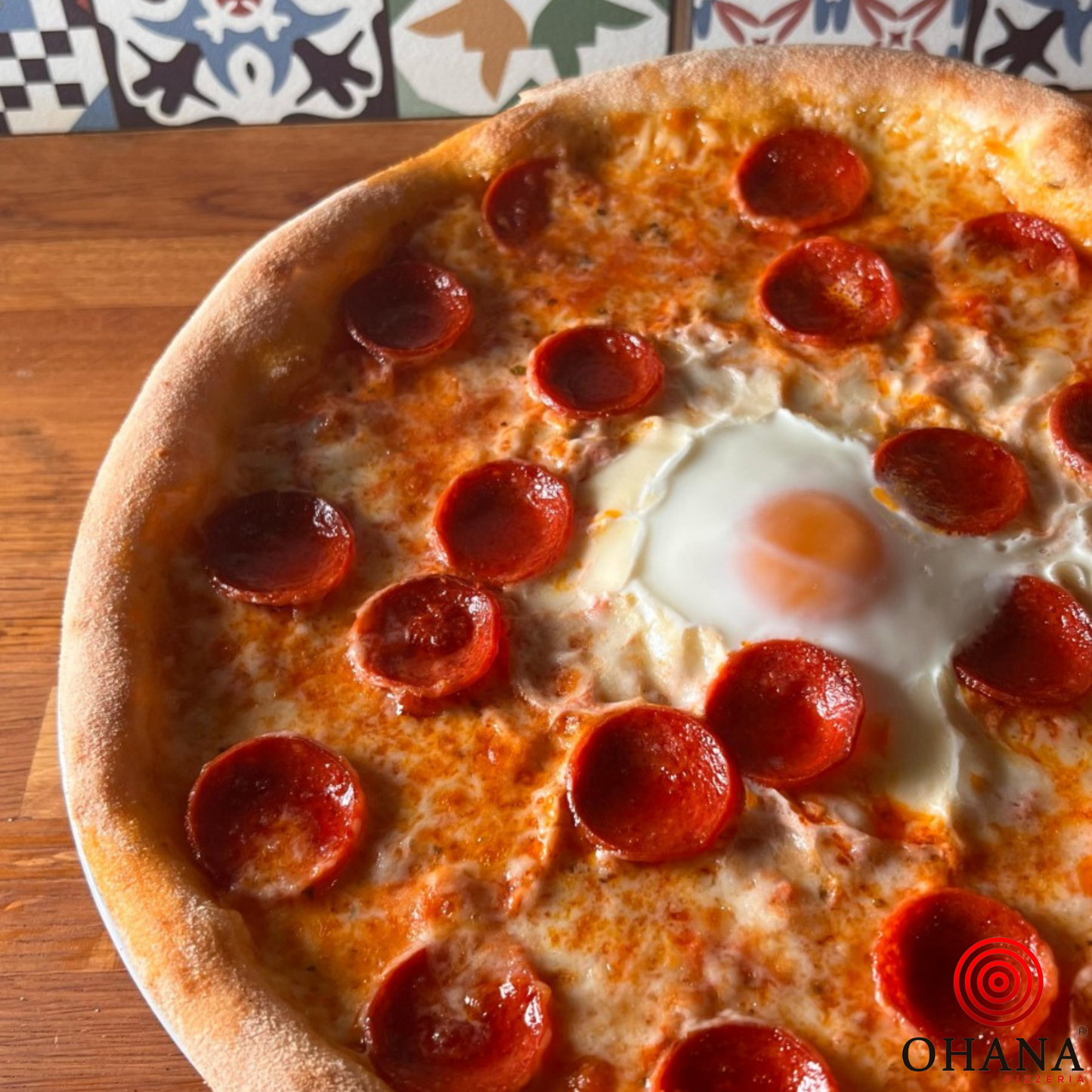 Peperoni, tomate, mozzarella, peperoni, huevo, extra de queso