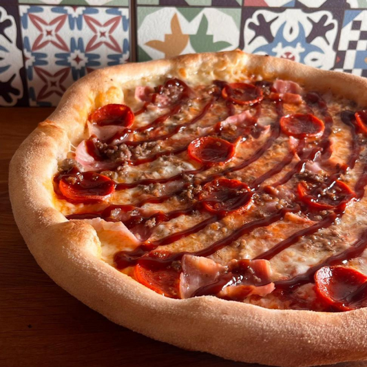 Canibal, salsa de tomate, mozzarella, carne de ternera, bacon, pepperoni, (fuera de cocción salsa bbq)