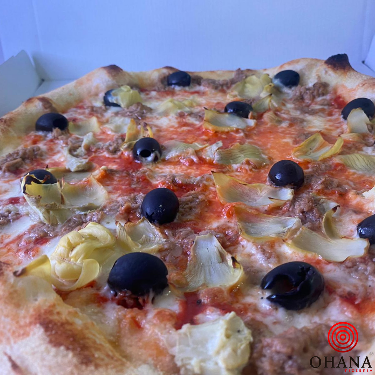 Siciliana, salsa de tomate. mozzarella, atún, alcachofas, aceitunas negras, orégano