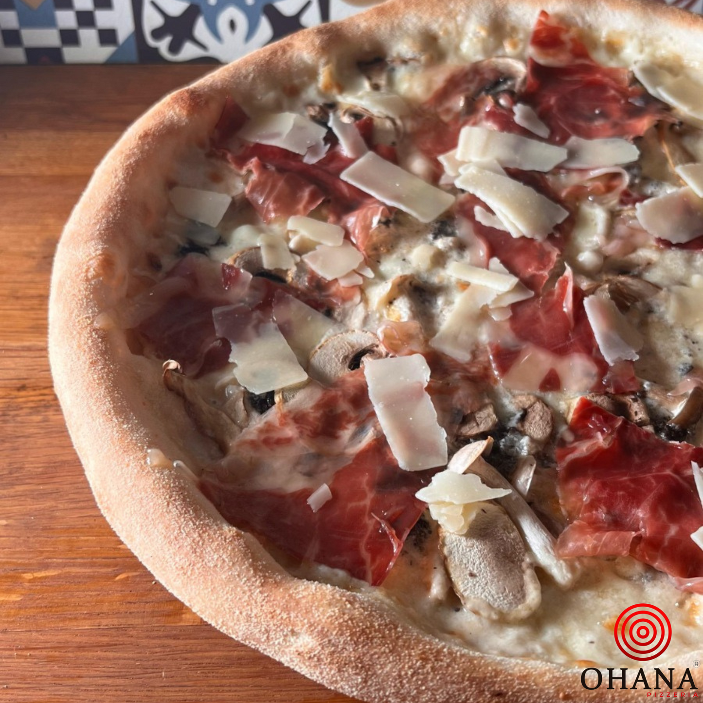 Setas, nata, mozzarella, crema de trufa negra, champiñón, seta de temporada ( fuera de cocción jamón ibérico y parmesano)