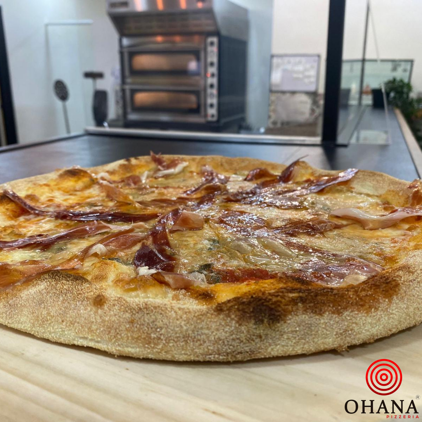 Del Bosque, salsa de tomate, mozzarella, crema de setas, roquefort ( fuera de cocción jamón ibérico y parmesano)