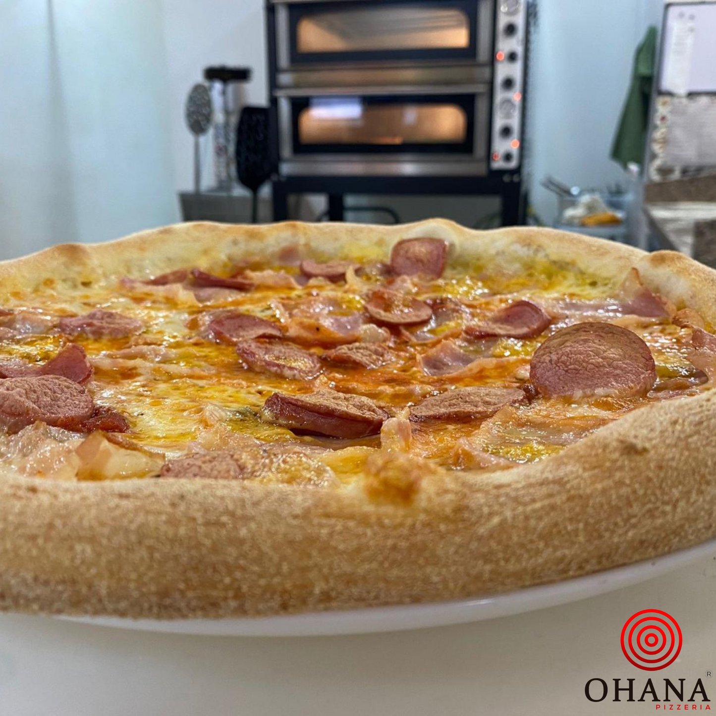 Jumbo, salsa de tomate, mozzarella, bacon salchicha jumbo, queso cheddar