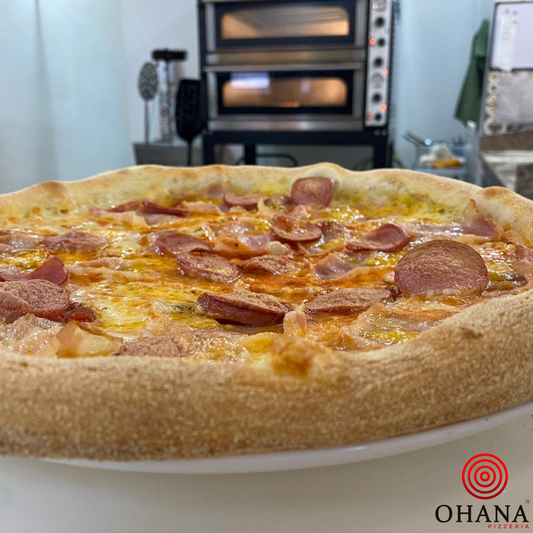 Jumbo, salsa de tomate, mozzarella, bacon salchicha jumbo, queso cheddar